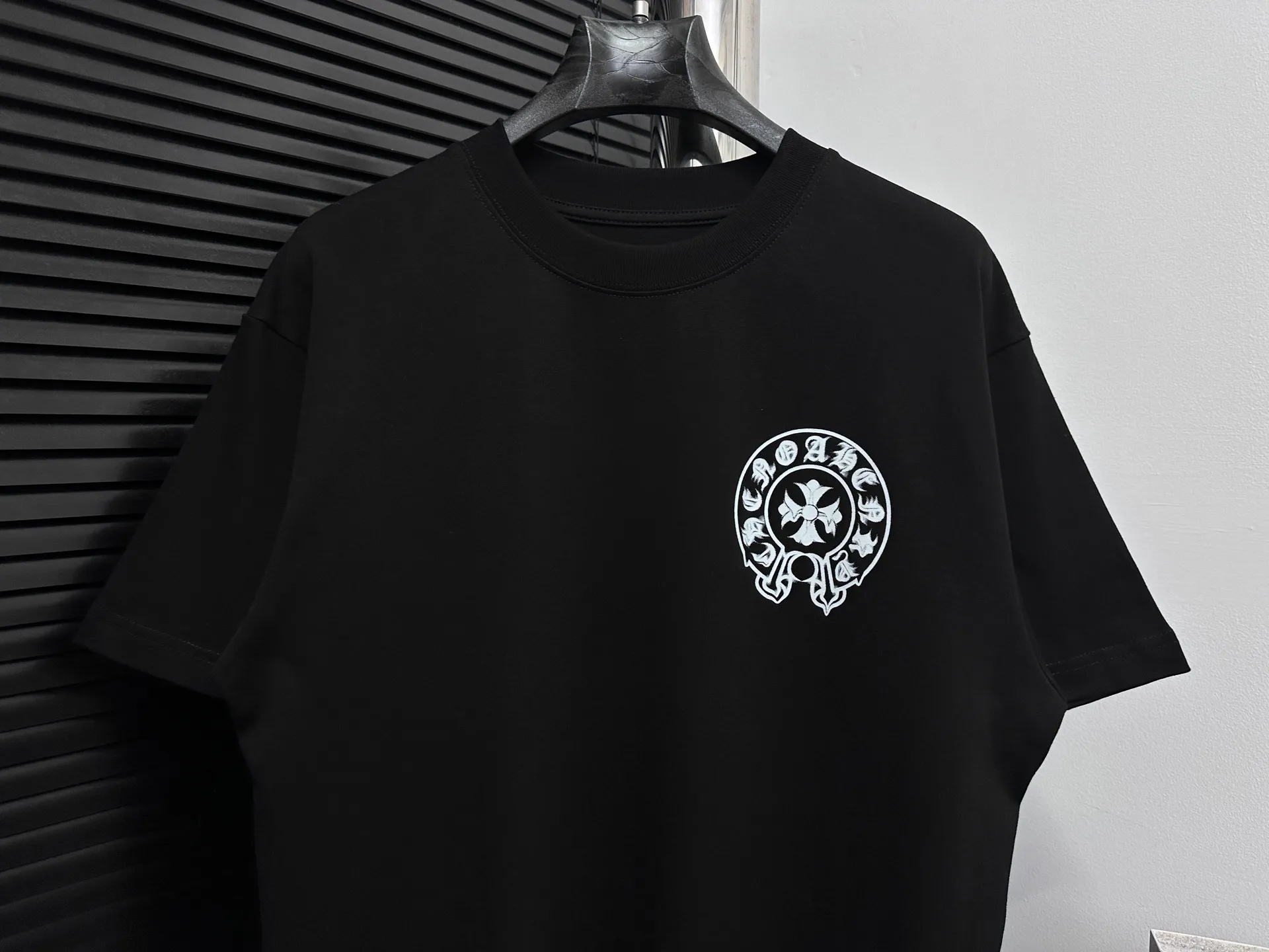 🅿️170 【ChromeHearts】Chrome Hearts 25ss stretched round neck T-shirt Original fabric Official same style Short-sleeved T-shirt Customized 260g vat-dyed fabric Very comfortable to the touch Latest brick cabinet synchronization for spring and summer Fashionable and personalized Super versatile and good-looking Suitable for both men and women A must-have style Tag Collar label Washed wheat Complete with three standards Color: Black White Size: XS-L